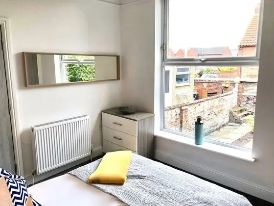 Tek Büyük Yataklı Oda, Ortak Banyo, Bahçe Manzaralı