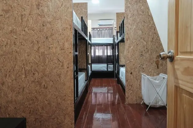 10-Bed Mixed Dormitory with Shared Bathroom