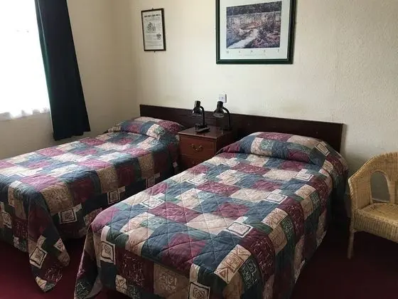 İki Ayrı Yataklı Oda, Ortak Banyo
