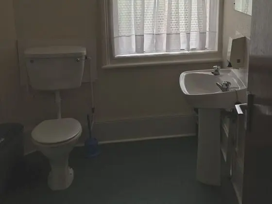 İki Ayrı Yataklı Oda, Ortak Banyo