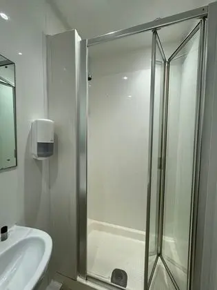 İki Ayrı Yataklı Oda, Ortak Banyo