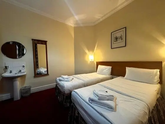 İki Ayrı Yataklı Oda, Ortak Banyo