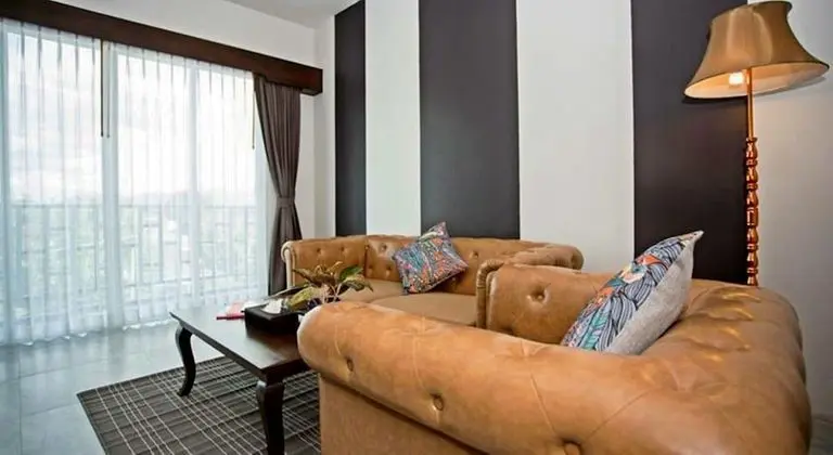1 Bedroom Suite with Living Room and Shower
