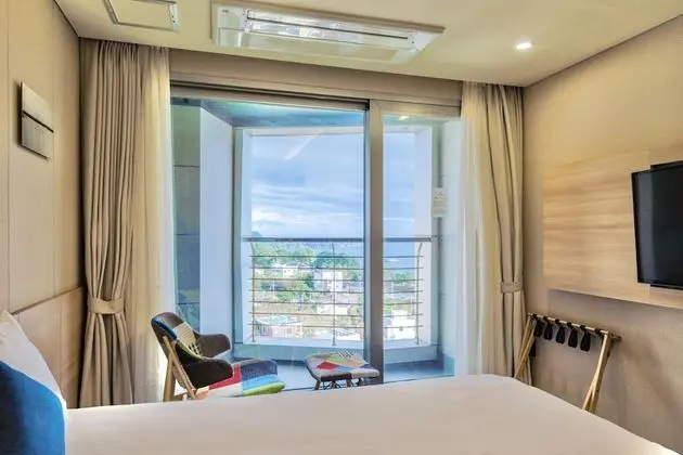 Deluxe Tek Büyük Yataklı Oda, Teras, Kısmi Deniz Manzarası