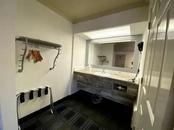 1 Queen Bed Non-Smoking Handicap Accessible