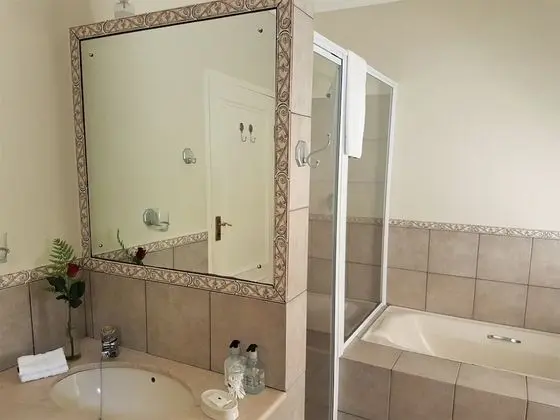 Deluxe Tek Büyük veya İki Ayrı Yataklı Oda (Luxe Lagoon & Sea Facing King/Twin)