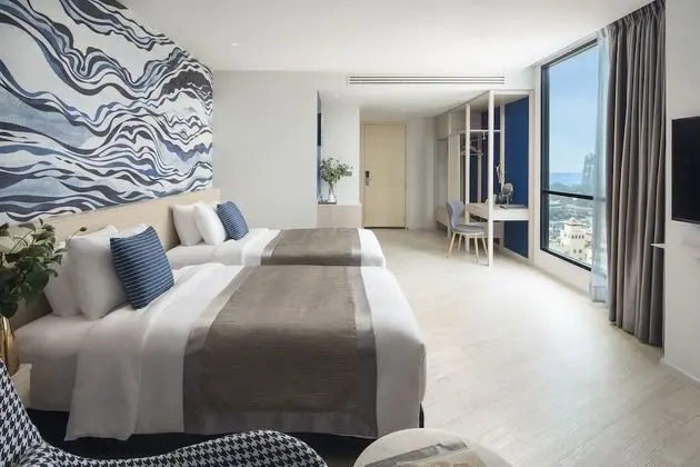 Grand Deluxe Harbour View with Bathtub