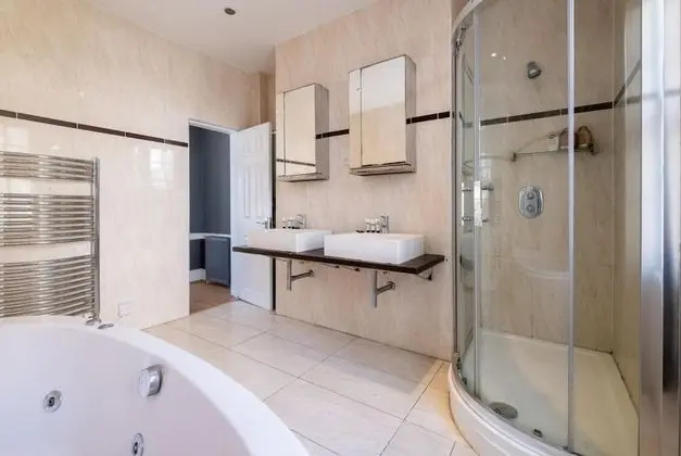 Ev, 5 Yatak Odası (5 Bedrooms)