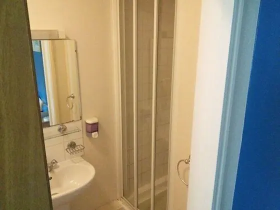 Basic Tek Büyük veya İki Ayrı Yataklı Oda, Ortak Banyo