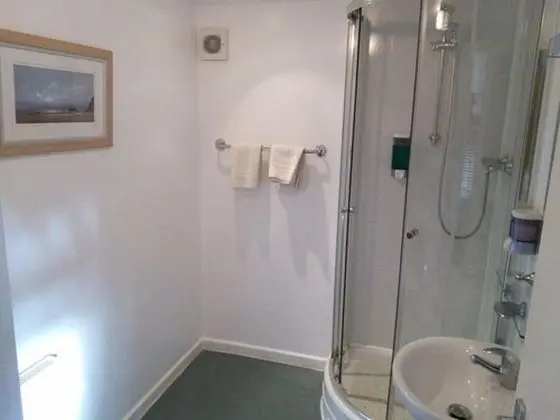 Basic Tek Büyük veya İki Ayrı Yataklı Oda, Ortak Banyo