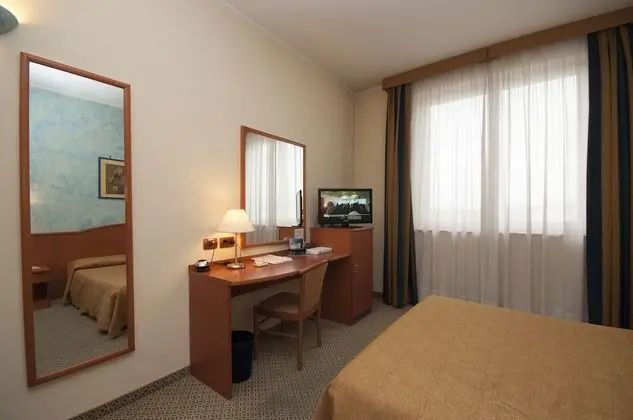 Büyük Yataklı Tek Kişilik Oda