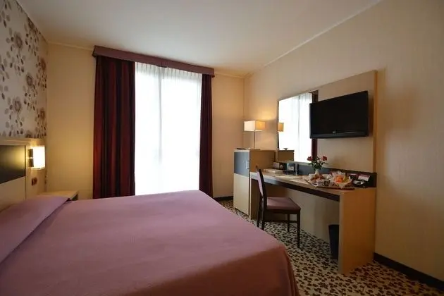 Büyük Yataklı Tek Kişilik Oda