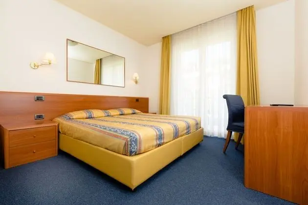 Tek Büyük veya İki Ayrı Yataklı Oda, Balkon, Bahçe Manzaralı