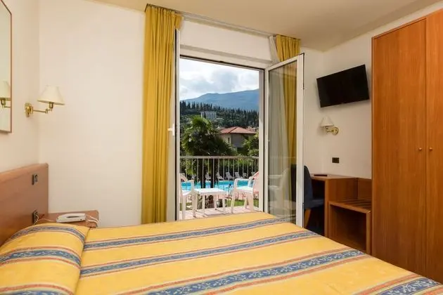 Tek Büyük veya İki Ayrı Yataklı Oda, Balkon, Bahçe Manzaralı