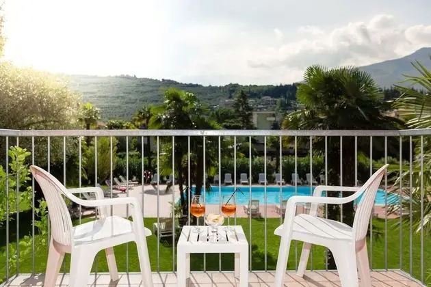 Tek Büyük veya İki Ayrı Yataklı Oda, Balkon, Bahçe Manzaralı