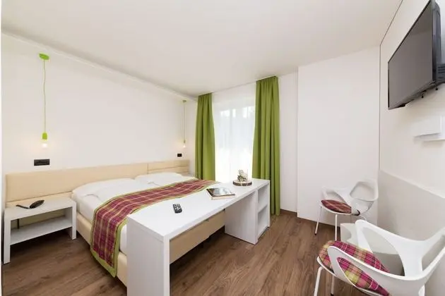 Tek Büyük veya İki Ayrı Yataklı Oda, Balkon, Havuz Manzaralı