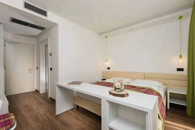 Tek Büyük veya İki Ayrı Yataklı Oda, Balkon, Havuz Manzaralı