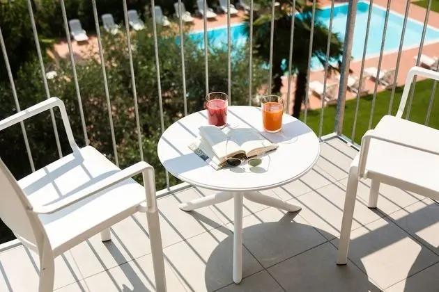 Tek Büyük veya İki Ayrı Yataklı Oda, Balkon, Havuz Manzaralı
