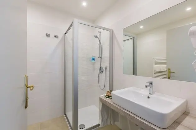 Tek Büyük veya İki Ayrı Yataklı Oda, Balkon, Havuz Manzaralı