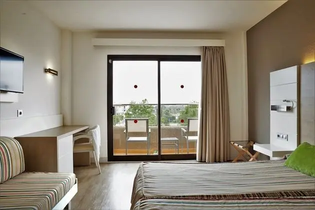 Standard Tek Büyük veya İki Ayrı Yataklı Oda, Balkon, Kısmi Deniz Manzaralı