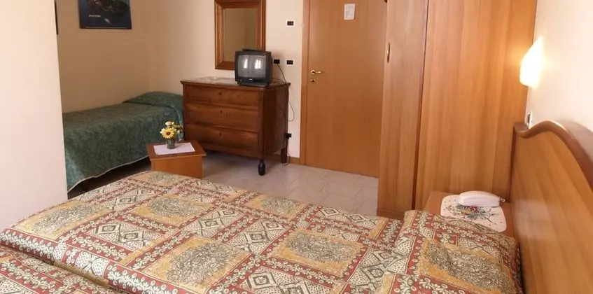 Üç Kişilik Oda
