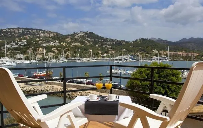 Tek Büyük veya İki Ayrı Yataklı Oda, Balkon, Deniz Manzaralı
