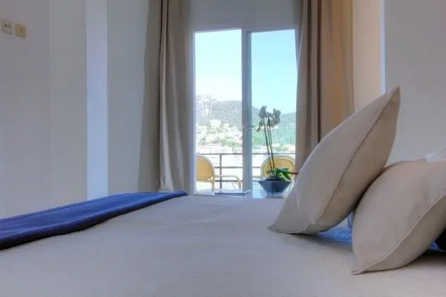Tek Büyük veya İki Ayrı Yataklı Oda, Balkon, Deniz Manzaralı