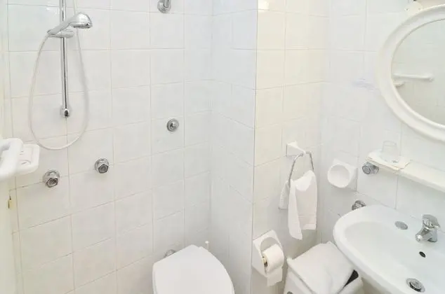 Üç Kişilik Oda