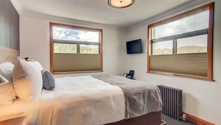 Superior Double Diamond Room with Queen Beds