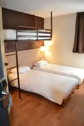 Üç Kişilik Oda, Birden Çok Yatak