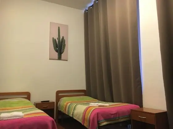 İki Ayrı Yataklı Oda, Ortak Banyo