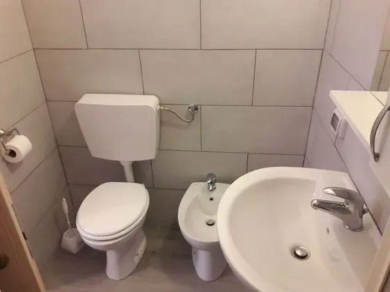 İki Ayrı Yataklı Oda, Ortak Banyo