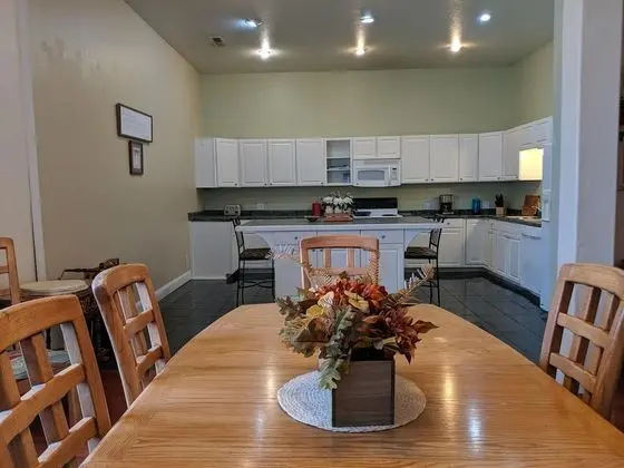 Ev (BROADWAY LOFT - SLEEPS 14+ - 3min to )