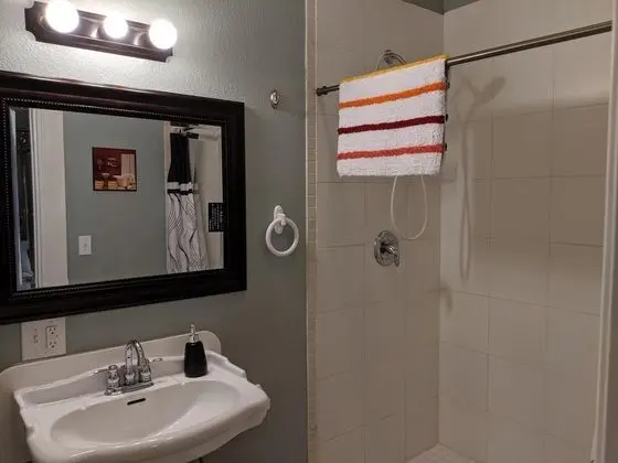 Ev (BROADWAY LOFT - SLEEPS 14+ - 3min to )