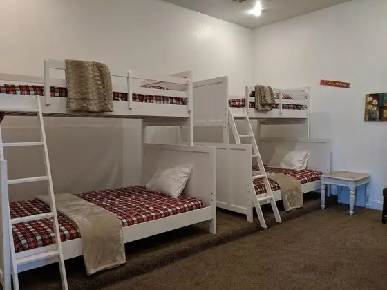 Ev (BROADWAY LOFT - SLEEPS 14+ - 3min to )