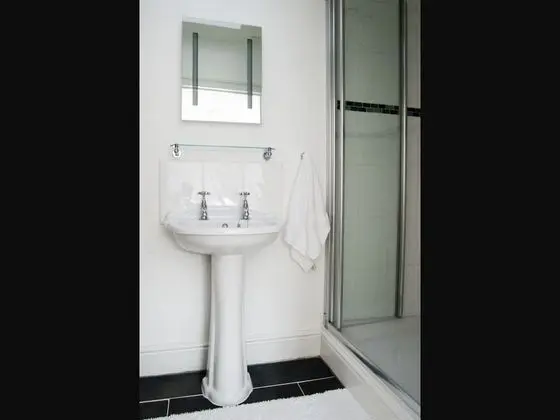 Kır Evi, Özel Banyo (Bronfelin)