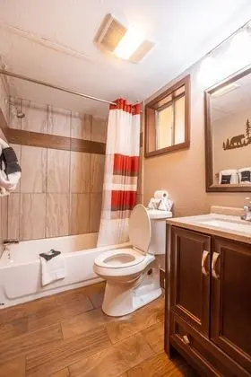 Standard Room, 1 King Bed (Creekside)