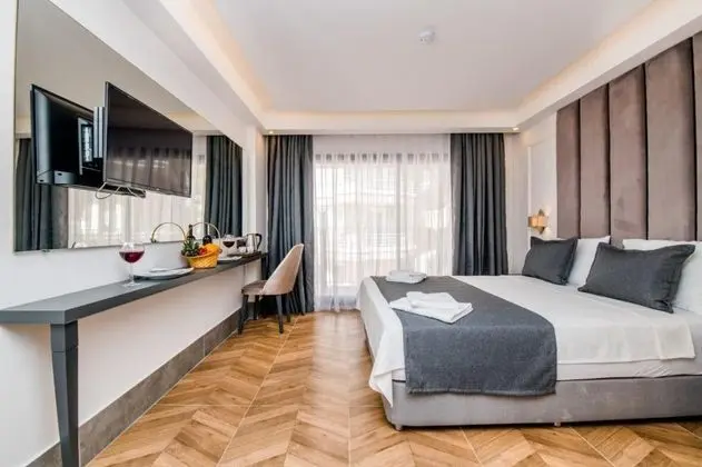 Standart Oda, Kara Manzaralı, Balkonlu veya Fransız Balkonlu