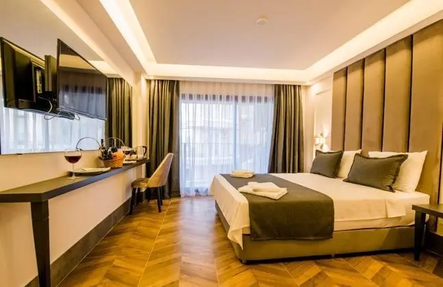 Standart Oda, Kara Manzaralı, Balkonlu veya Fransız Balkonlu
