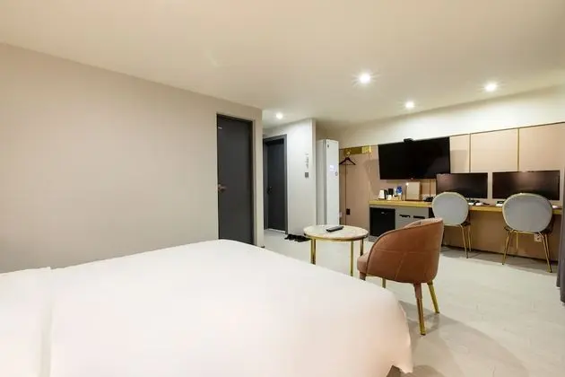 Premier Tek Büyük Yataklı Oda (LG Styler, 2PC)