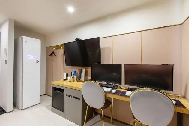Premier Tek Büyük Yataklı Oda (LG Styler, 2PC)