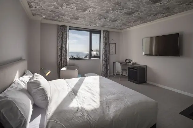 Deluxe Tek Büyük Yataklı Oda, Kısmi Deniz Manzarası