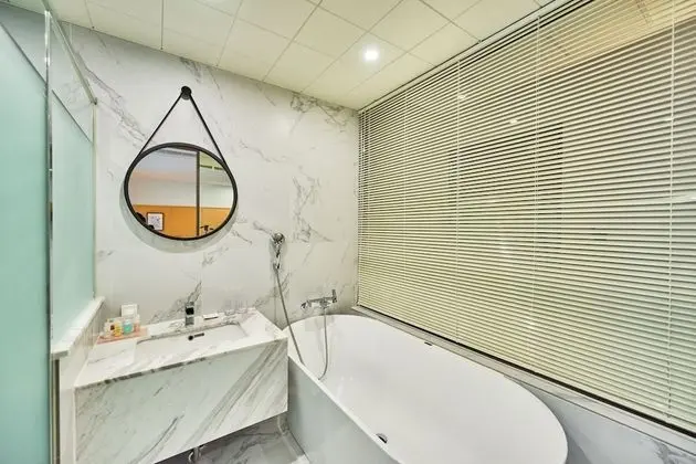 Deluxe Tek Büyük Yataklı Oda, Kısmi Deniz Manzarası