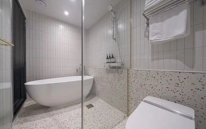 Oda (Suite A OTT Bathtub Wifi Styler))