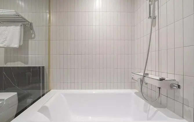 Oda (Suite B (OTT Bathtub Wifi Styler King)