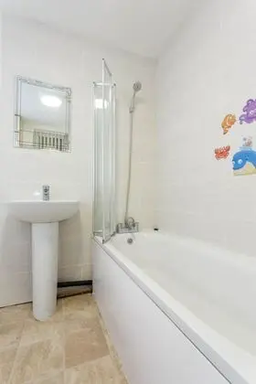 Ev, Banyolu/Duşlu (2 bedroom House - Sleep 5)