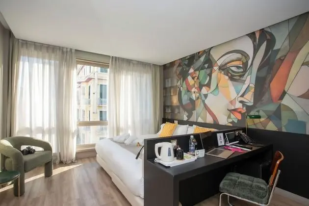 Urban Large King Room with City View