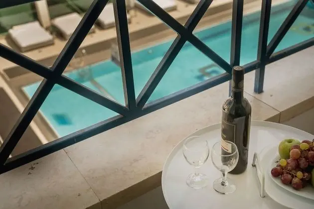 Superior Oda, Balkon, Havuz Manzaralı
