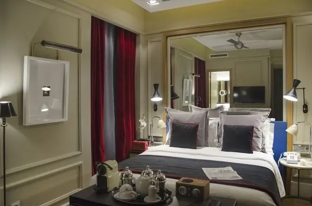 Small Room With Street View