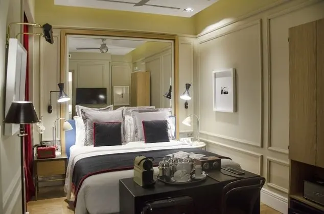 Small Room With Street View